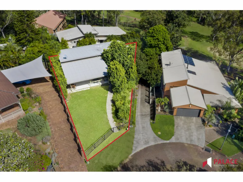 PRIVACY PLUS POSITION WITH GOLF COURSE ACCESS – MODERN AND CONTEMPORARY HOME NESTLED IN A QUIET CUL-DE-SAC
