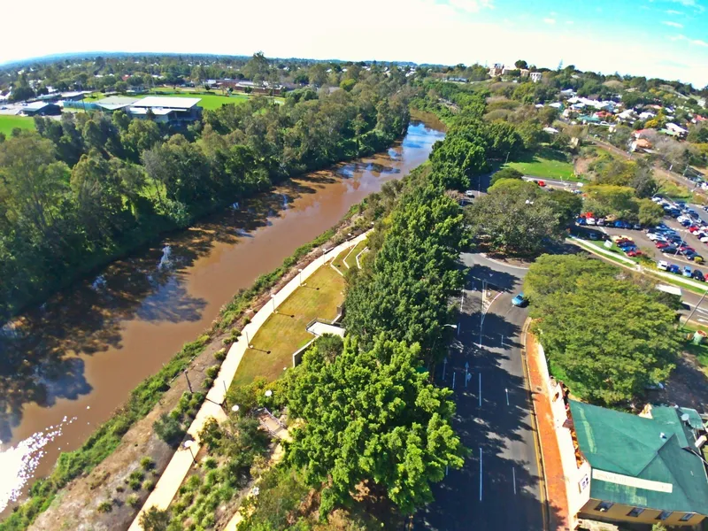 RESIDENCE WITH AMAZING COMMERCIAL OPPORTUNITY