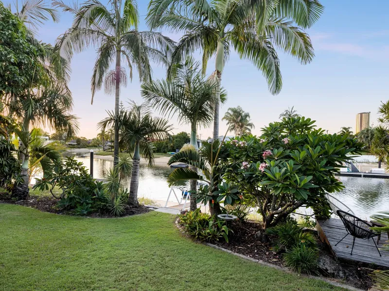 Dual living or home business, in an idyllic waterfront location.
