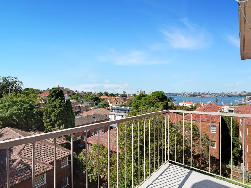 Sunny Renovated Apartment with Iconic Sydney Harbour Views