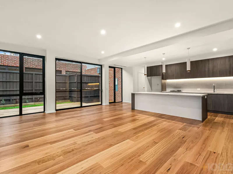 LIGHT, LOCATION & ROYAL LIFE!