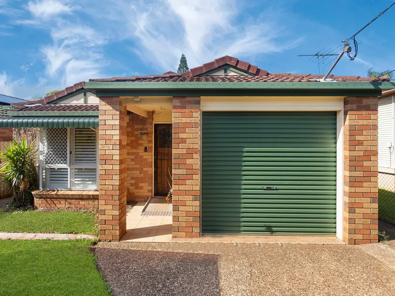 CUTE HOUSE GREAT LOCATION