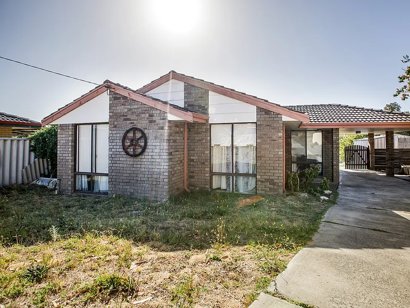 CLOSE TO BEACH, SHOPS, SCHOOLS & MORE!