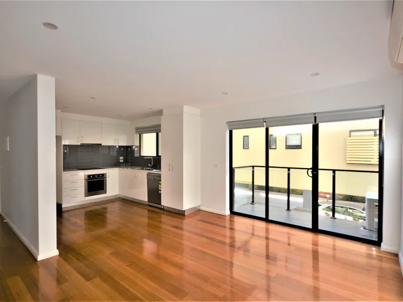 FRESHLY PAINTED LOW MAINTENANCE APARTMENT - HEART OF GLENROY!
