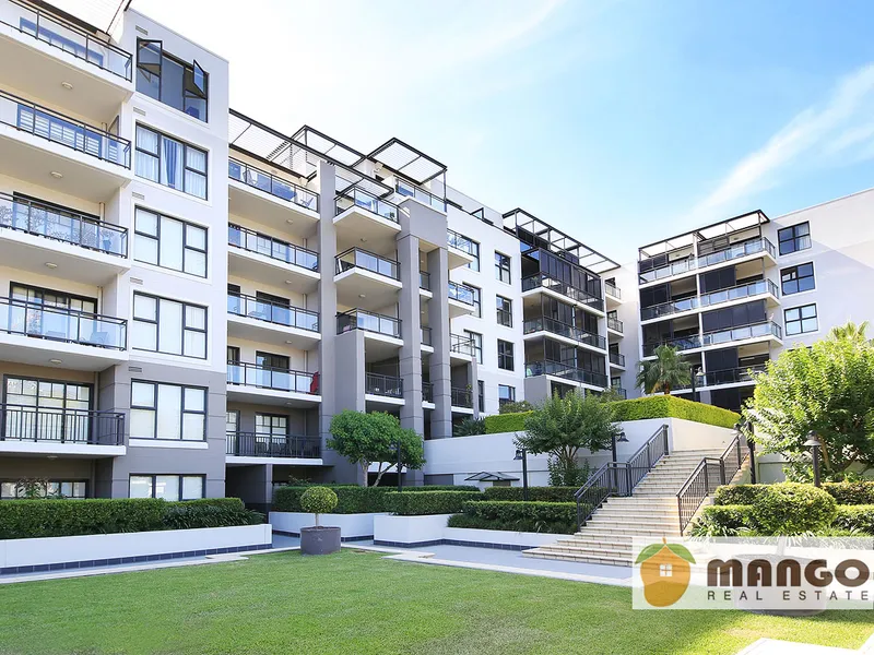 Luxurious Fully Furnished Super Spacious with Townhouse Style 2 Courtyards with Floorboard