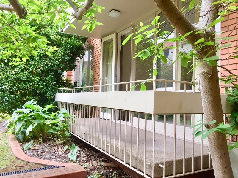 MASSIVE TWO BEDROOM APARTMENT IN PRIME LOCATION!