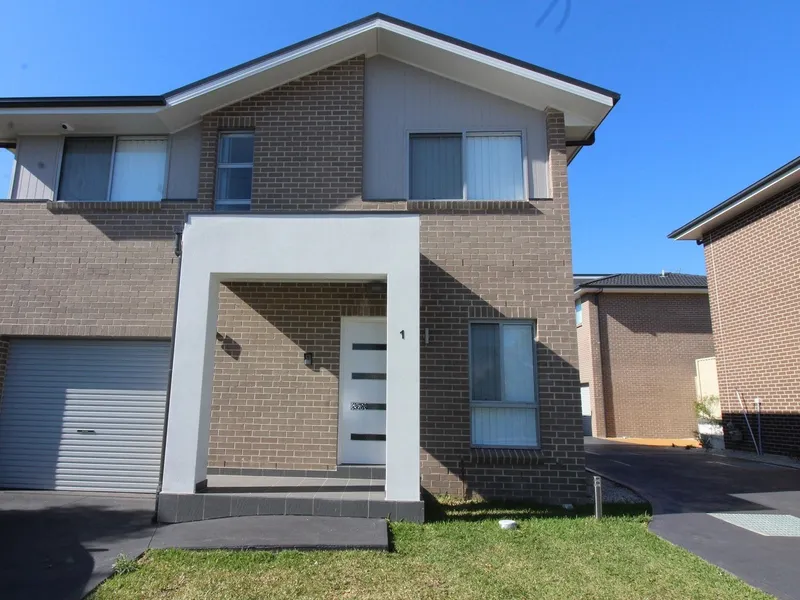 MODERN 4 BEDROOM FREE STANDING TOWNHOUSE FOR LEASE!