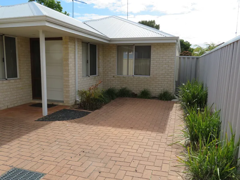 MODERN LOW MAINTENANCE REAR UNIT IN QUIET AREA