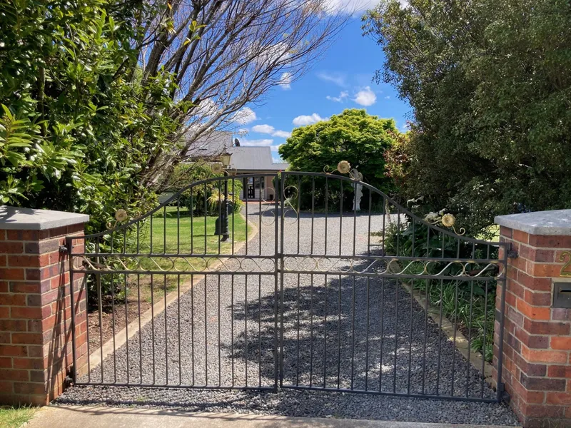 Stunning Home (circa 1940) with Historic Convict Water-Tower (1836) Plus 2 cottages - All set on a huge 3148 Square Metre Block