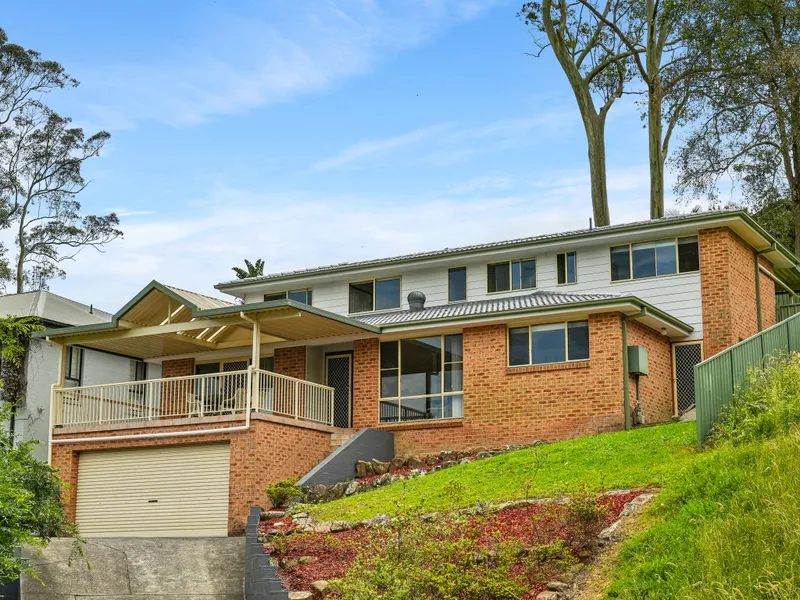 MAGNIFICENT VIEWS ON THE HIGHSIDE OF WOODVIEW AVENUE