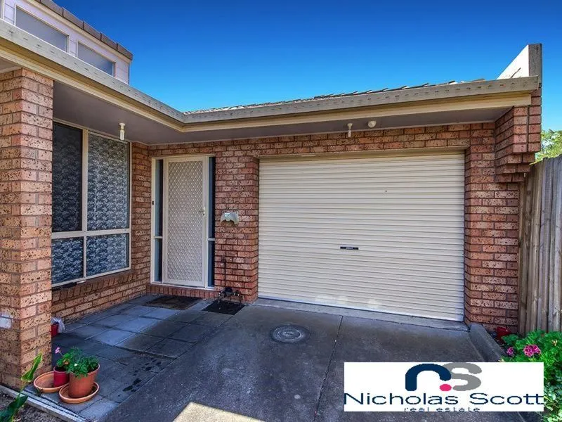 Well presented villa unit is top location!!!