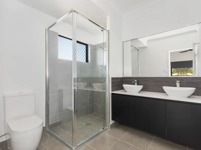 Luxury 4 bedroom family home close to the Willows.