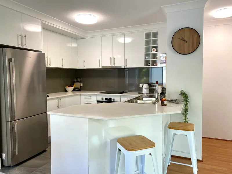 Renovated 2nd floor apartment