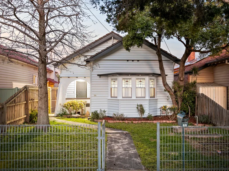 Timeless Design with Leadlight Bay-Window Frontage