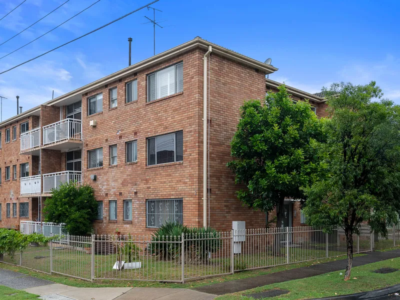 PERFECTLY POSITIONED 2 BEDROOM LARGE APARTMENT 