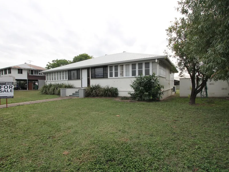 Huge Queenslander + semi detached building on 1/2 acre