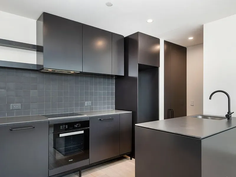 CAMBERWELL’S BEST LOCATION ! 2 BEDROOM APARTMENT 