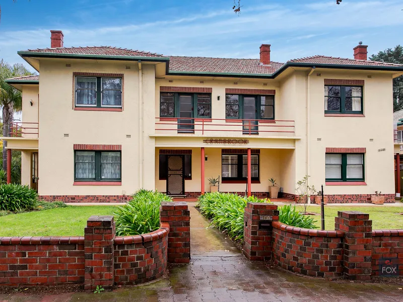 Rare townhouse in the iconic Art Deco building 'Cranbrook', middle one in an exclusive group of only 3, in super handy location. 