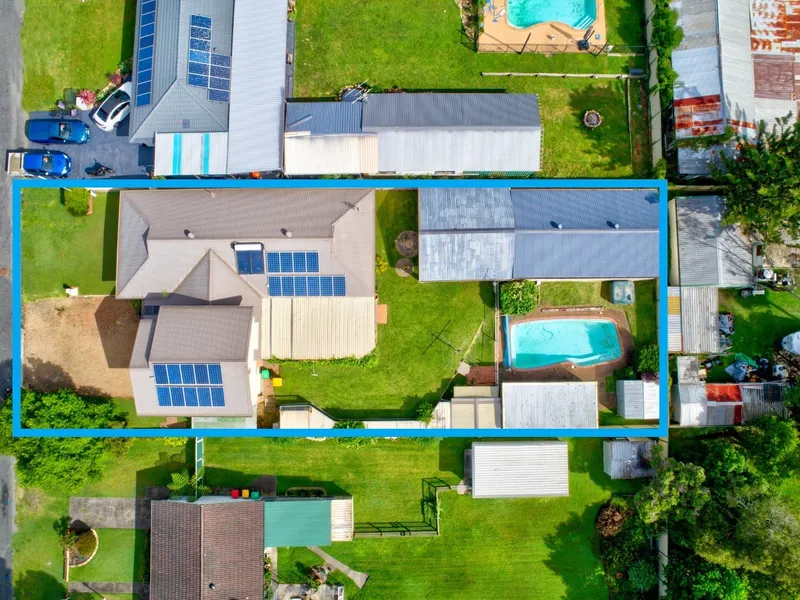 Six car garage, 1012sqm block