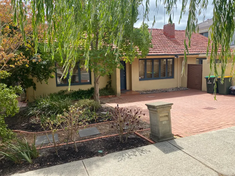 HUGE FAMILY ROOM / NO CARPET, EXTENSIVE FLOORBOARDS
