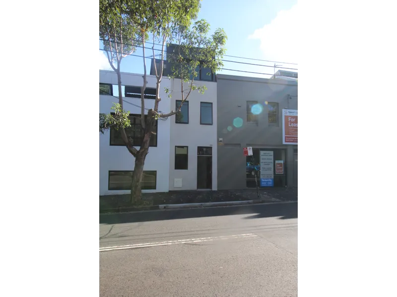 ARCHITECTURAL DESIGNED 2 BEDROOM TERRACE IN DARLINGHURST 