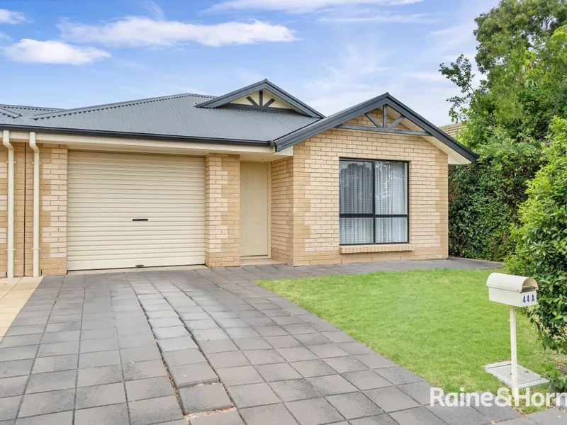 BRILLIANT 3BRMS, 2BATHRMS, 2 LIVING AREAS ON SPACIOUS 351M2 TORRENS TITLE