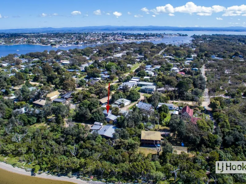 UNIQUE ISLAND HOME JUST METERS FROM THE LAKE