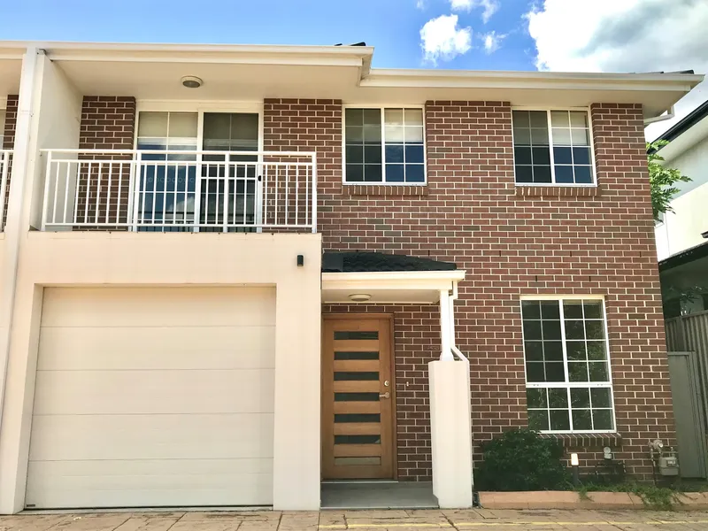 LUXURY FREESTANDING & HUGE SIZED TWO STOREY 4 BEDROOM TOWNHOUSE!!