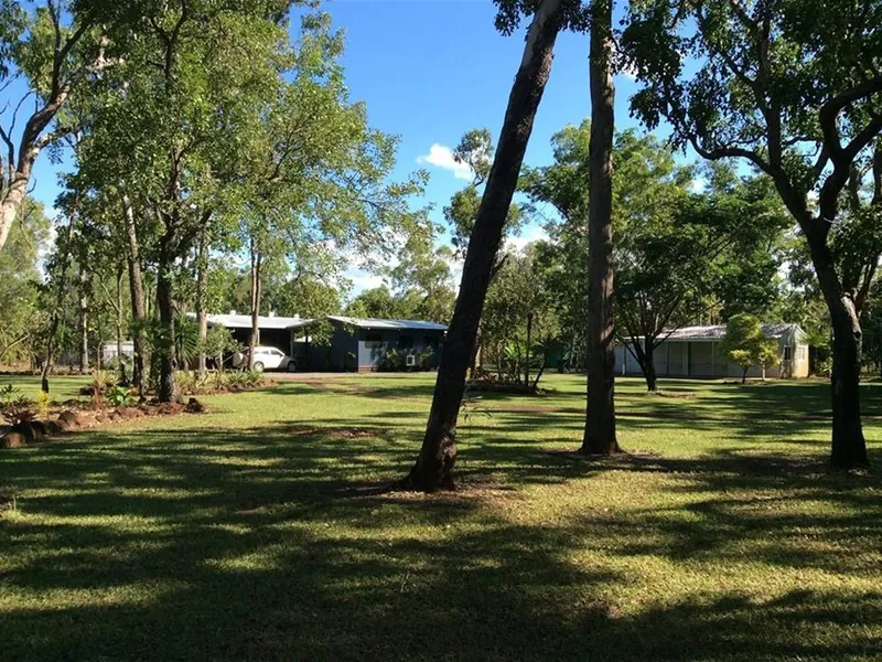 Tropical 4/5 bedroom home, pool & shed on 5 acres