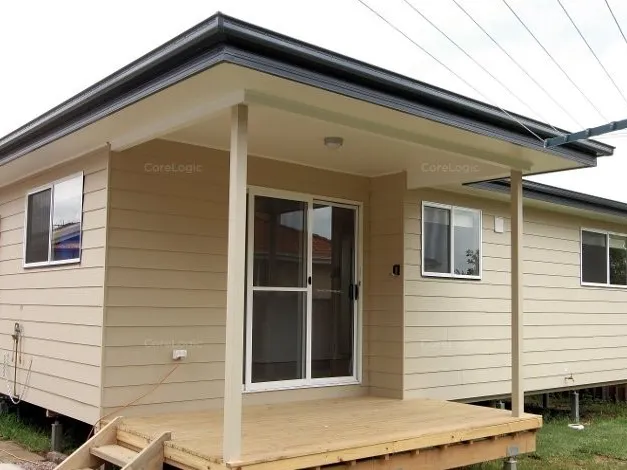 Close to Station & Shops