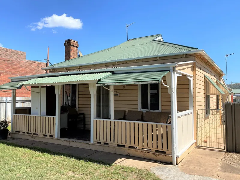 Updated Cottage on Large Level Block