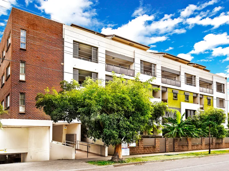 Luxurious, Stylish Split Level Apartment! Too Good to Miss!