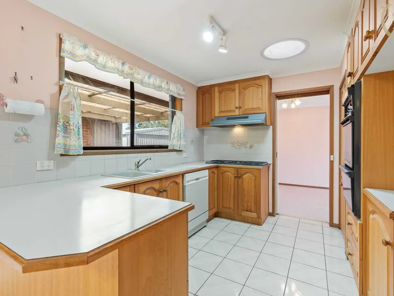 POSITION, SPACIOUS & TRADIE HAVEN!