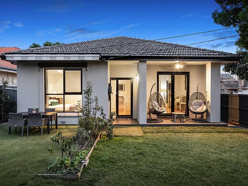 Stylishly Spacious in Gorgeous Sun Splashed Gardens