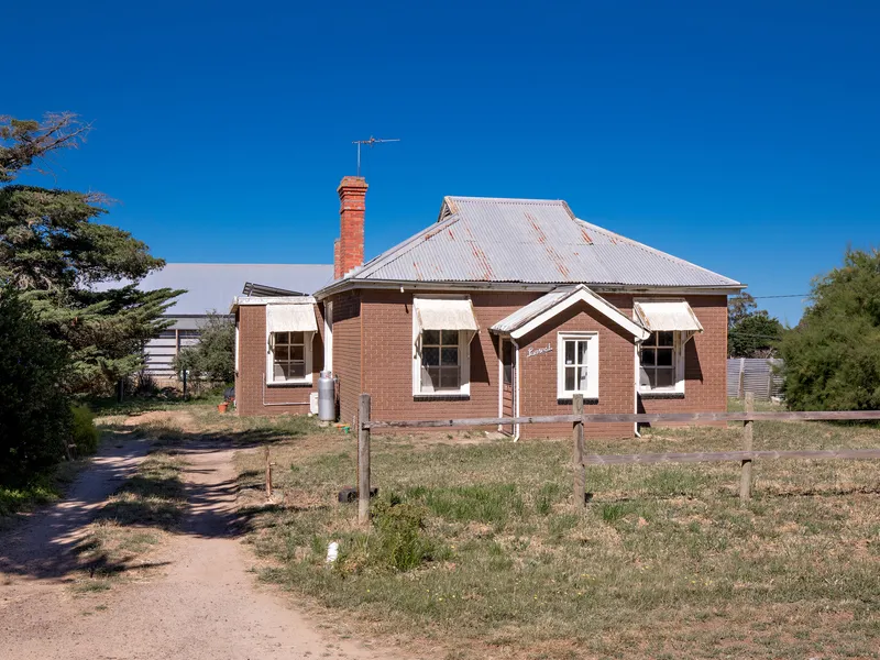 Country living on ¼ acre - well serviced town of Skipton