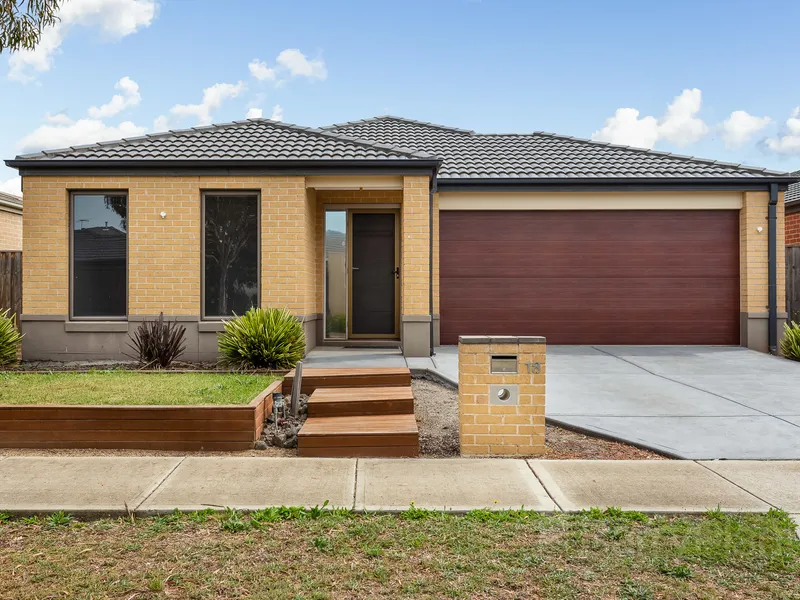 Low Maintenance Living; Walking Distance to Featherbrook College