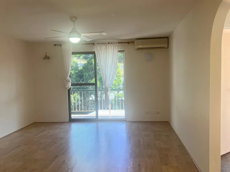 Perfectly positioned Red Hill unit!