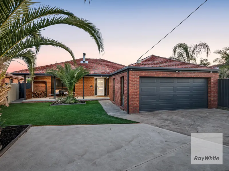 Splendid Family Home in the Heart Of Greenvale !