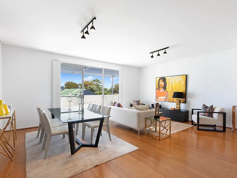 Spacious Entertainer In Quiet And Convenient Location