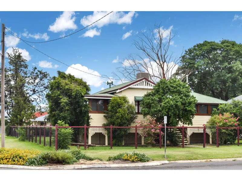 A CHARACTER HOME WITH MANY AUTHENTIC ELEMENTS OF THE ORIGINAL STYLE…