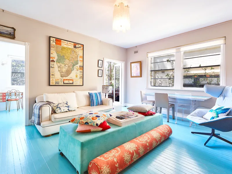 DELIGHTFUL, NORTH FACING APARTMENT WITH BALCONY - FURNISHED