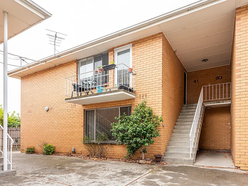 Walk to both Train Stations Chadstone Shopping Centre