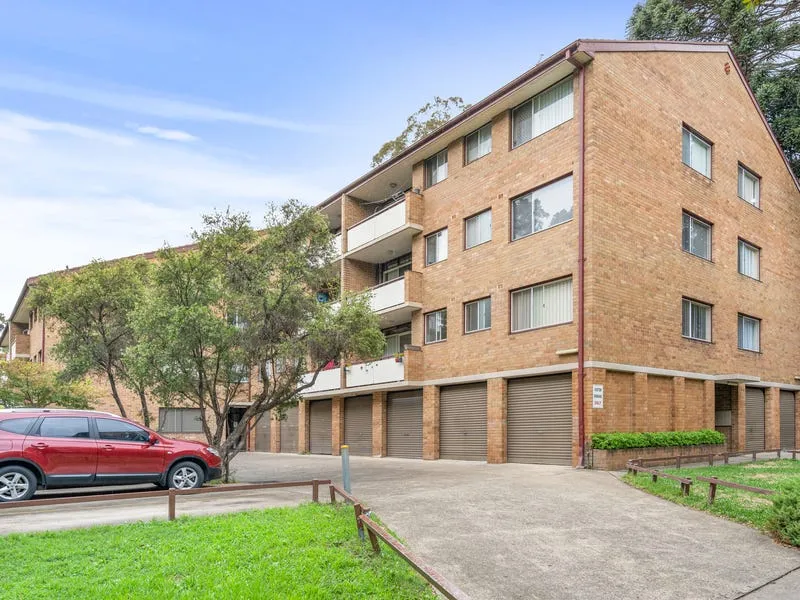 MINUTES WALK TO FAIRFIELD STATION!