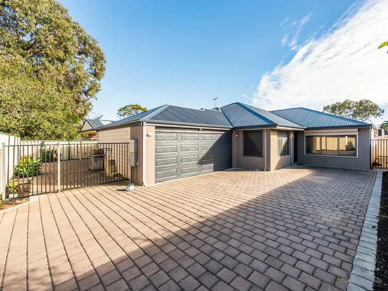 5 YEARS OLD - LIGHT, BRIGHT & SPACIOUS - A MAGNIFICENT 4 BED, 2 BATH WITH THEATRE & SPARKLING BELOW GROUND POOL 