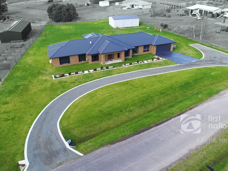 STUNNING FAMILY HOME