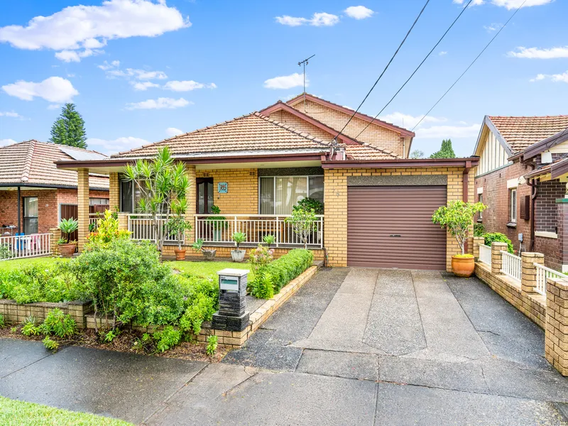 HUGE AND IMMACULATE FAMILY HOME IN PRIME POSITION - OPEN TO VIEW THUR 5.30 - 6.15PM and SATURDAY 3-3.30PM