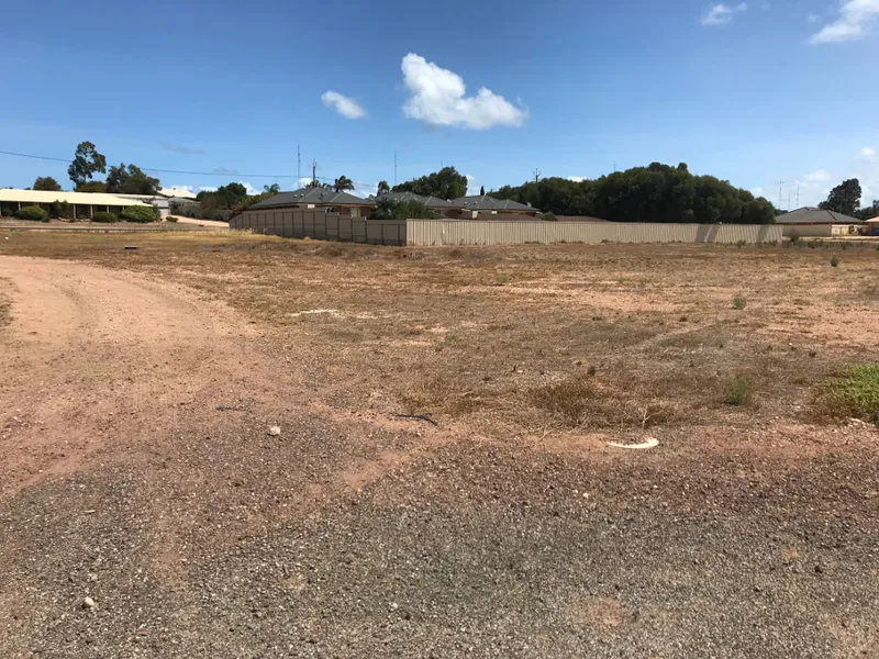 Great Value 856m2 Flat Block 