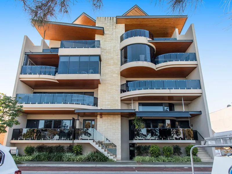 SENSATIONAL UNINTERUPTED WATER VIEWS