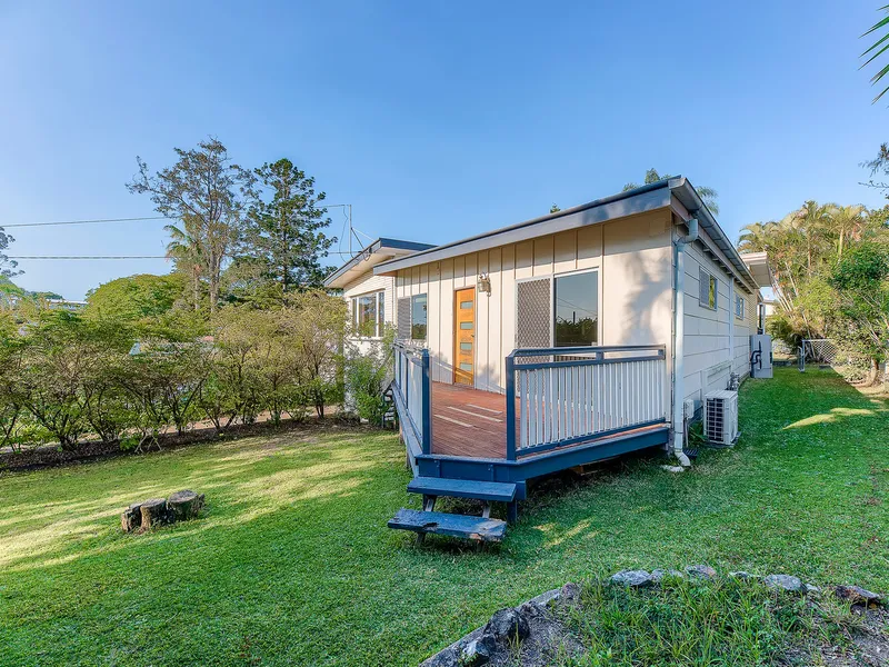 FAMILY FRIENDLY, THREE BEDROOM HOME WITH AIR CON !