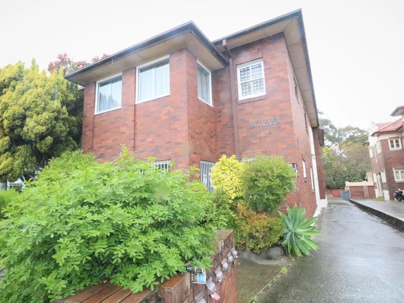 Art Deco 2 bedroom unit available now!